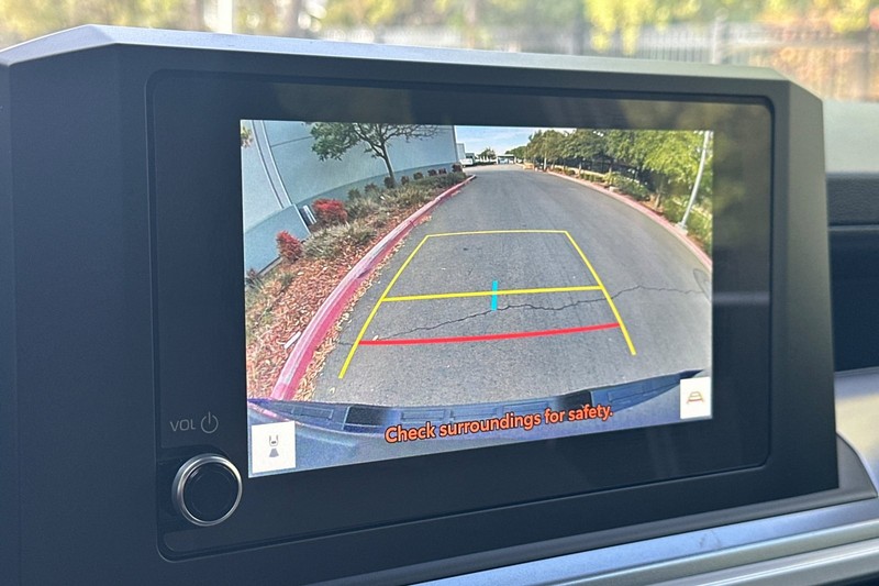 Toyota Tacoma 2WD Vehicle Full-screen Gallery Image 26