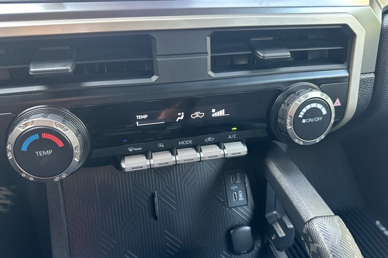 Toyota Tacoma 2WD Vehicle Full-screen Gallery Image 27