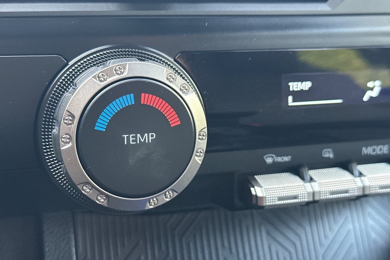 Toyota Tacoma 2WD Vehicle Full-screen Gallery Image 28