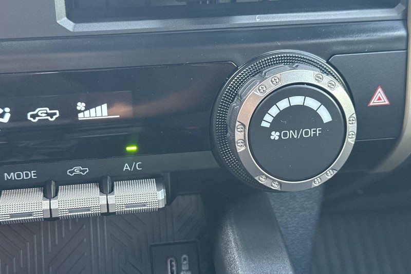 Toyota Tacoma 2WD Vehicle Full-screen Gallery Image 29