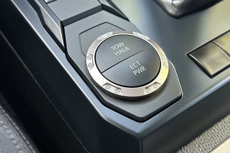 Toyota Tacoma 2WD Vehicle Full-screen Gallery Image 31