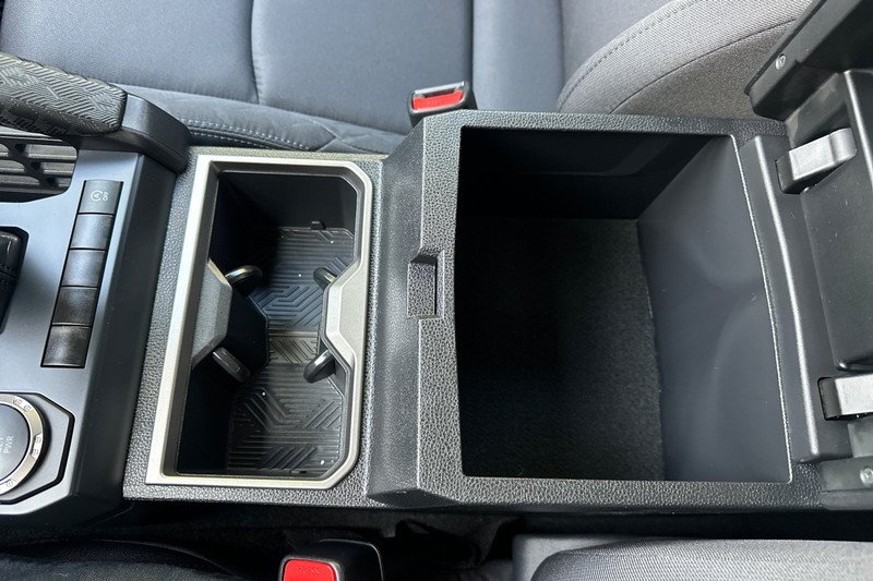 Toyota Tacoma 2WD Vehicle Full-screen Gallery Image 32