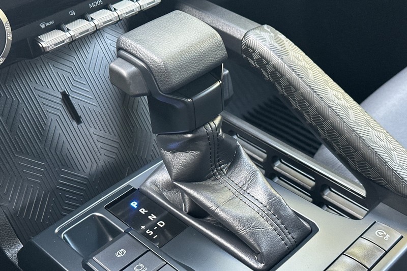 Toyota Tacoma 2WD Vehicle Full-screen Gallery Image 33