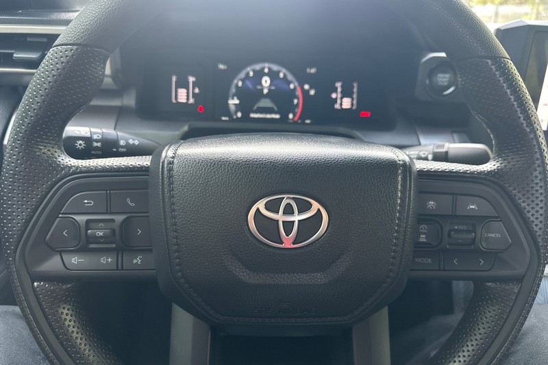 Toyota Tacoma 2WD Vehicle Full-screen Gallery Image 35