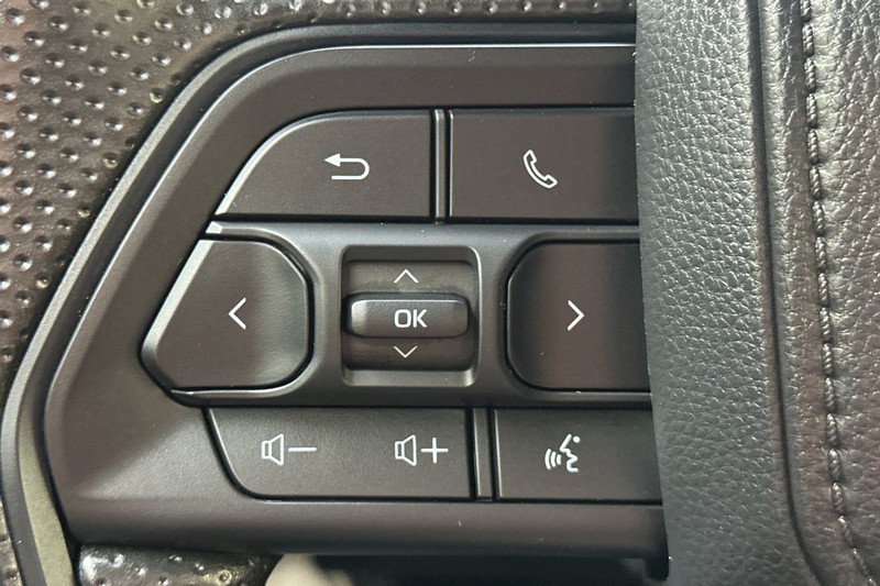 Toyota Tacoma 2WD Vehicle Full-screen Gallery Image 36