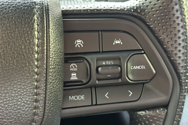 Toyota Tacoma 2WD Vehicle Full-screen Gallery Image 38