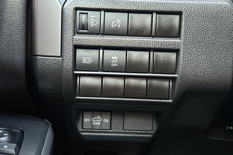 Toyota Tacoma 2WD Vehicle Full-screen Gallery Image 42