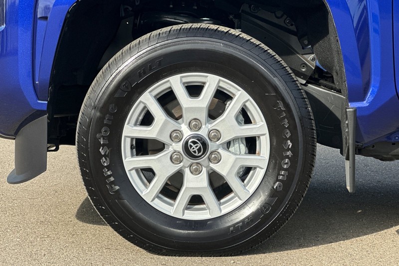 Toyota Tacoma 2WD Vehicle Full-screen Gallery Image 45