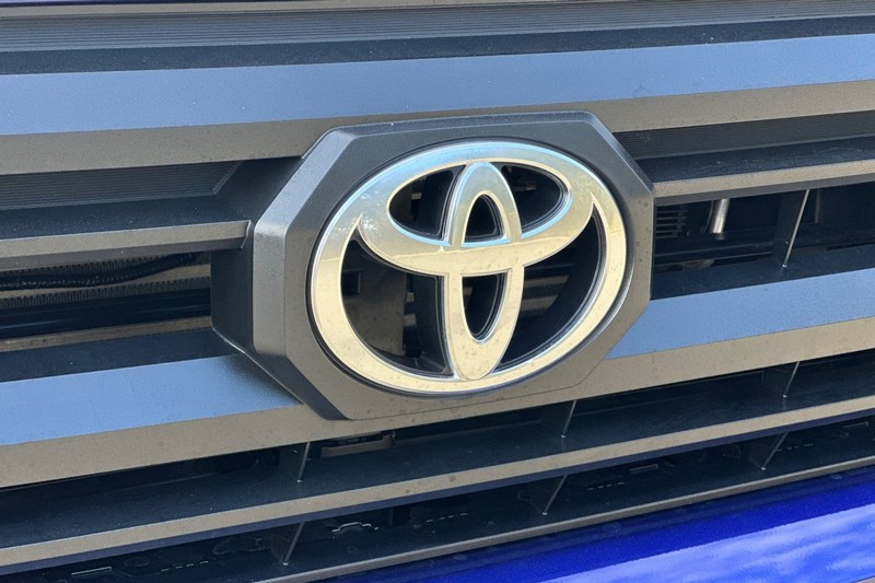 Toyota Tacoma 2WD Vehicle Full-screen Gallery Image 47