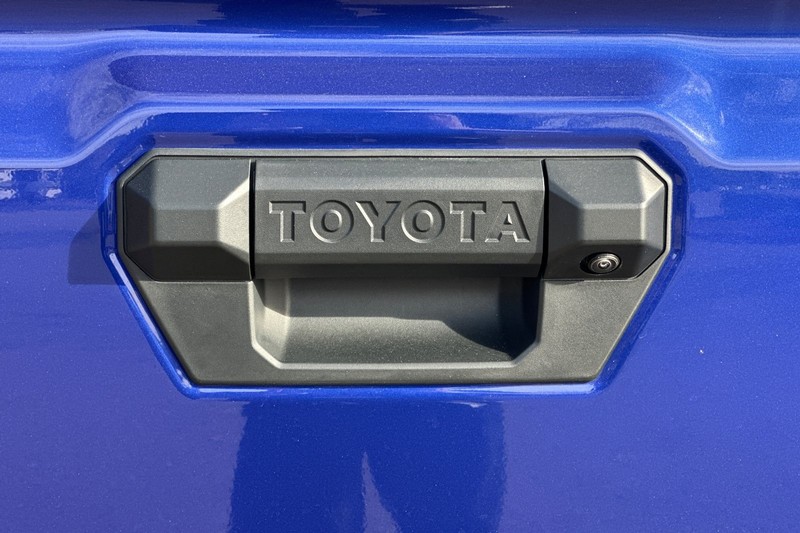 Toyota Tacoma 2WD Vehicle Full-screen Gallery Image 49