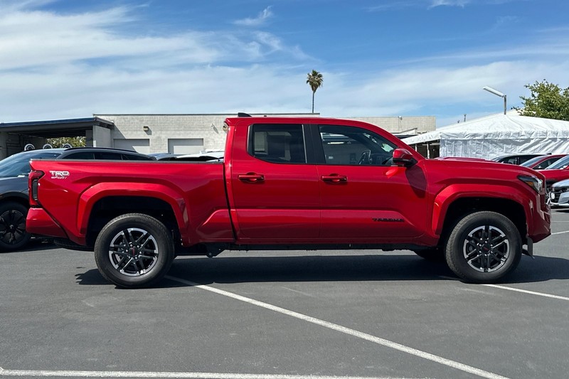 Toyota Tacoma 4WD Vehicle Full-screen Gallery Image 03
