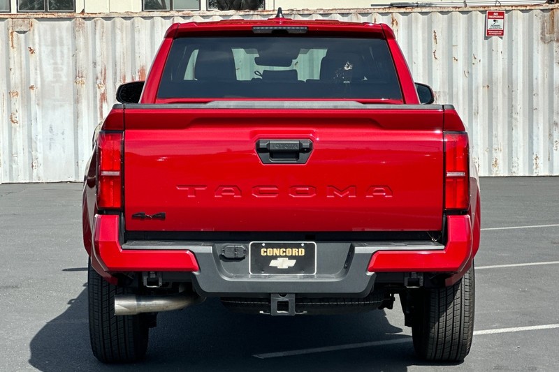 Toyota Tacoma 4WD Vehicle Full-screen Gallery Image 05