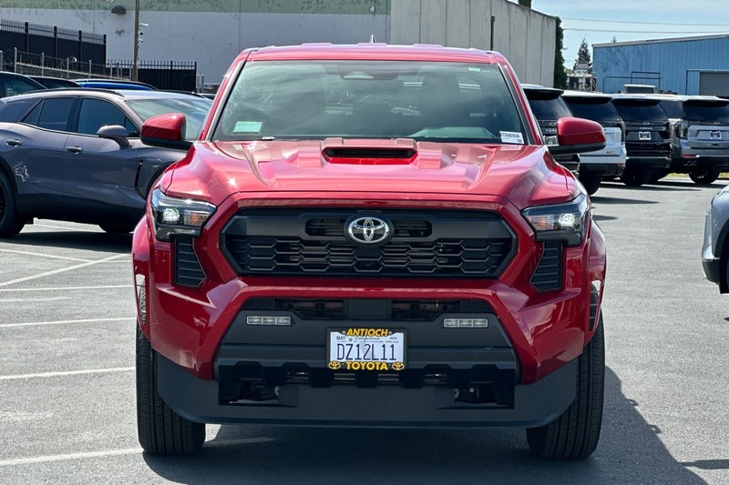 Toyota Tacoma 4WD Vehicle Full-screen Gallery Image 09