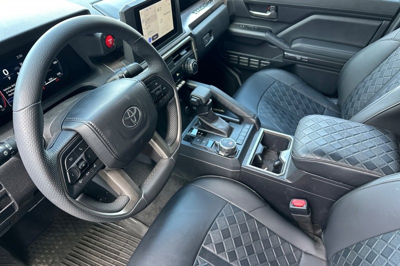 Toyota Tacoma 4WD Vehicle Full-screen Gallery Image 10