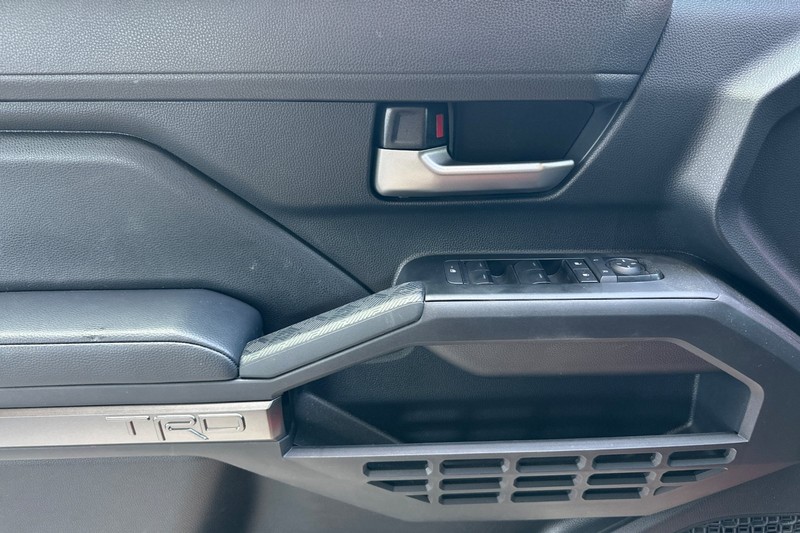 Toyota Tacoma 4WD Vehicle Full-screen Gallery Image 11