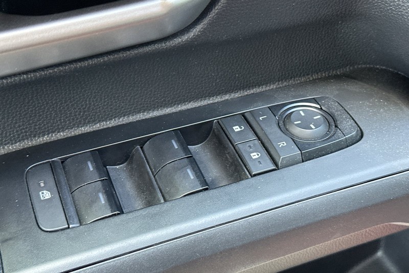 Toyota Tacoma 4WD Vehicle Full-screen Gallery Image 12
