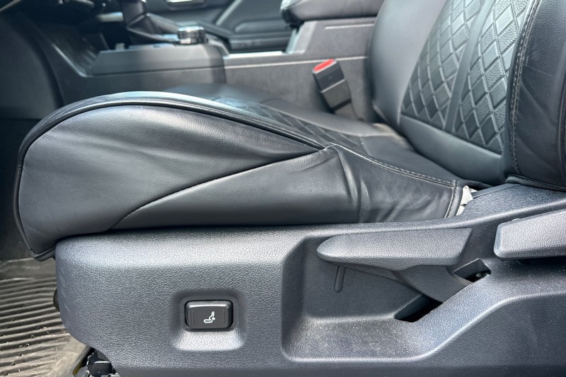 Toyota Tacoma 4WD Vehicle Full-screen Gallery Image 13