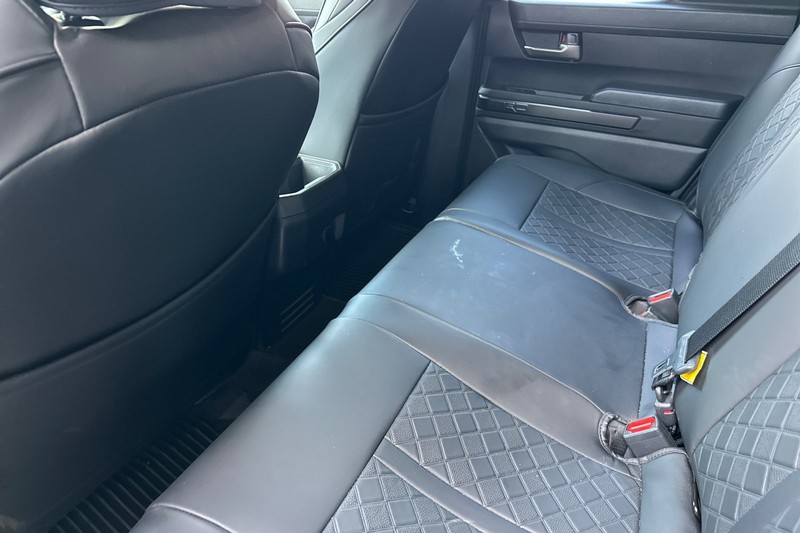 Toyota Tacoma 4WD Vehicle Full-screen Gallery Image 14