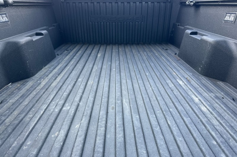 Toyota Tacoma 4WD Vehicle Full-screen Gallery Image 17