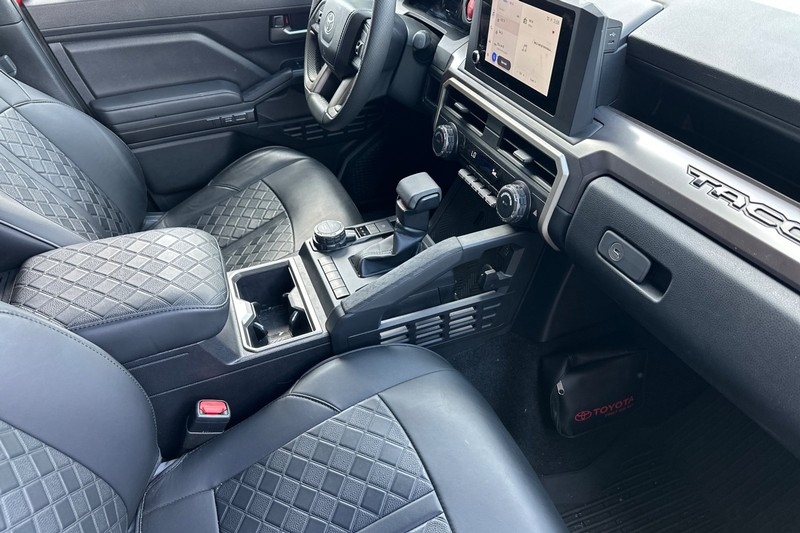 Toyota Tacoma 4WD Vehicle Full-screen Gallery Image 19
