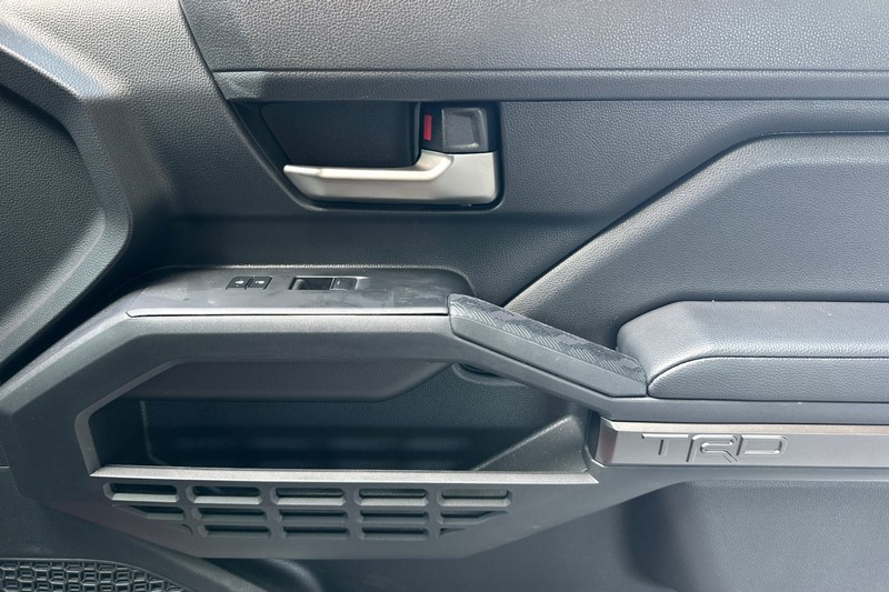 Toyota Tacoma 4WD Vehicle Full-screen Gallery Image 21