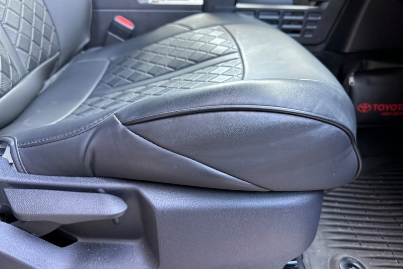 Toyota Tacoma 4WD Vehicle Full-screen Gallery Image 23