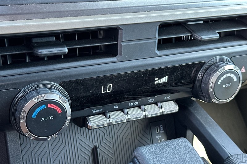 Toyota Tacoma 4WD Vehicle Full-screen Gallery Image 28