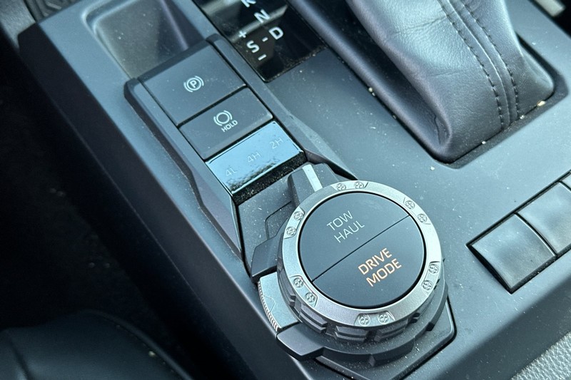 Toyota Tacoma 4WD Vehicle Full-screen Gallery Image 29