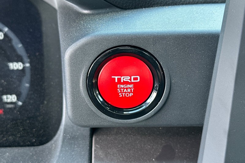 Toyota Tacoma 4WD Vehicle Full-screen Gallery Image 32
