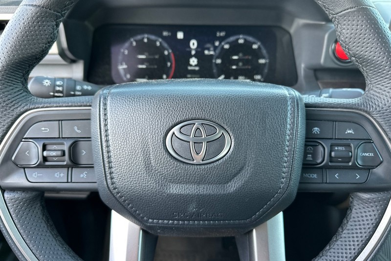 Toyota Tacoma 4WD Vehicle Full-screen Gallery Image 33