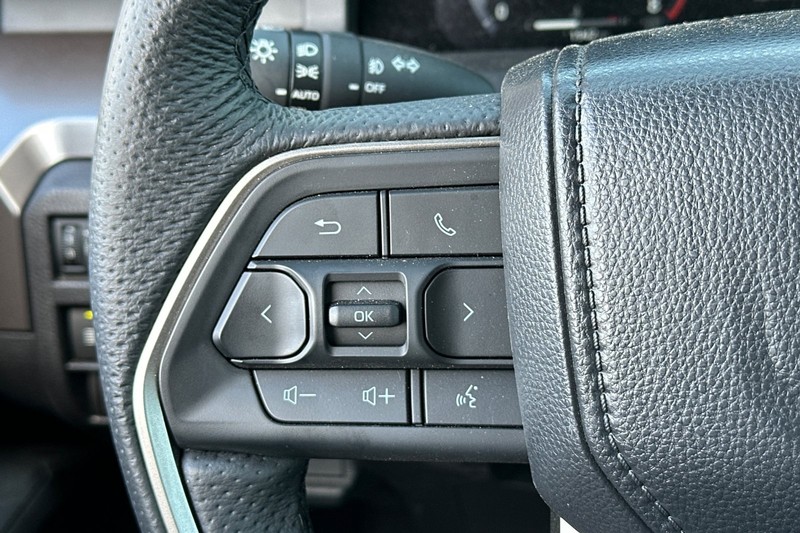 Toyota Tacoma 4WD Vehicle Full-screen Gallery Image 34