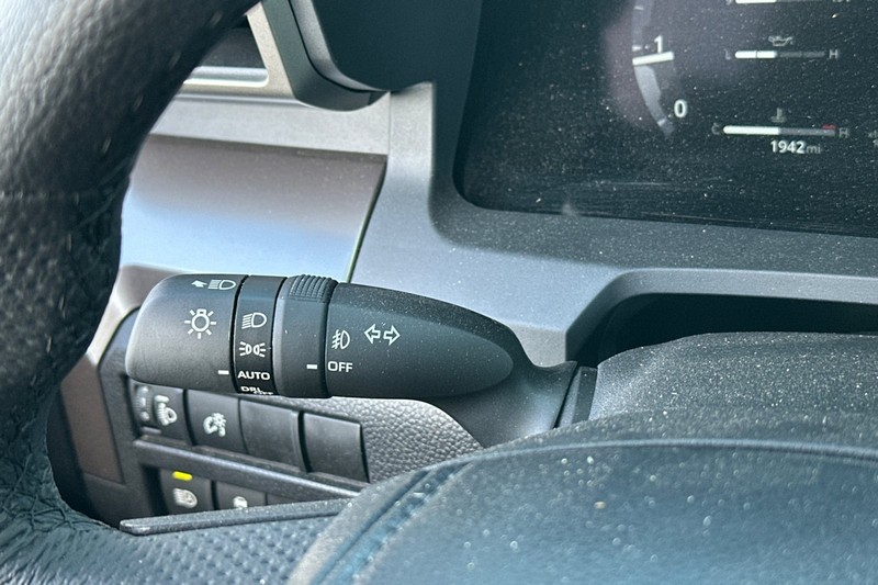 Toyota Tacoma 4WD Vehicle Full-screen Gallery Image 35