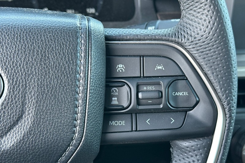 Toyota Tacoma 4WD Vehicle Full-screen Gallery Image 36