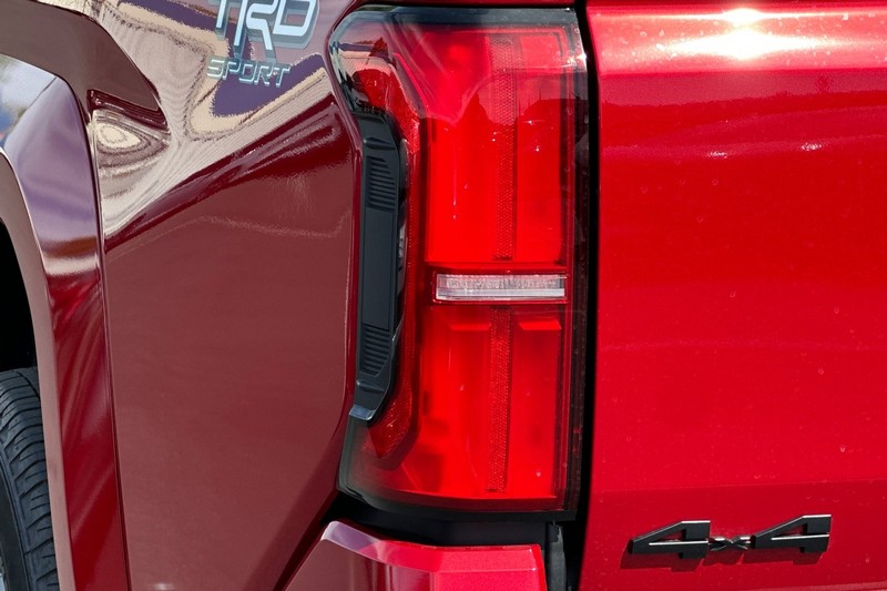 Toyota Tacoma 4WD Vehicle Full-screen Gallery Image 46
