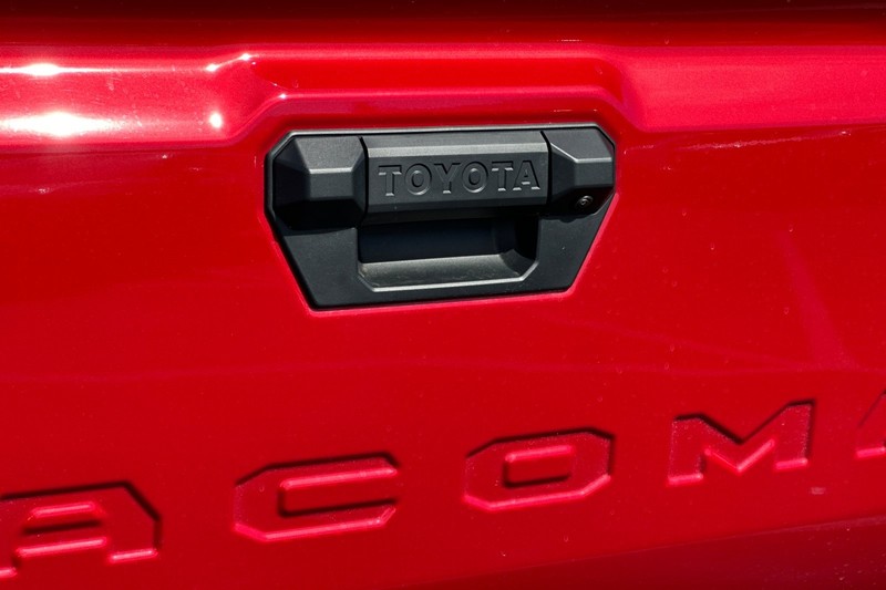 Toyota Tacoma 4WD Vehicle Full-screen Gallery Image 47