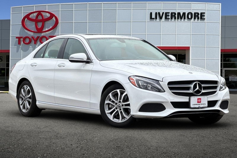 Mercedes-Benz C-Class Vehicle Full-screen Gallery Image 02