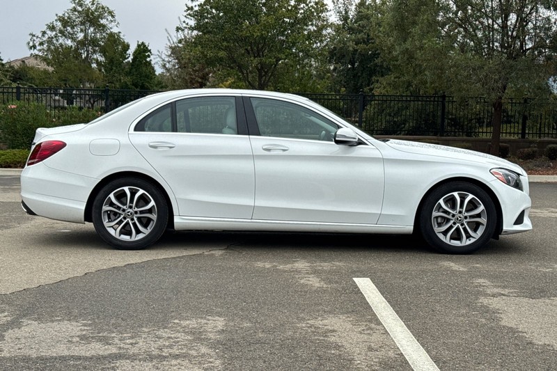 Mercedes-Benz C-Class Vehicle Full-screen Gallery Image 03