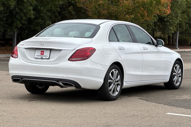 Mercedes-Benz C-Class Vehicle Full-screen Gallery Image 04