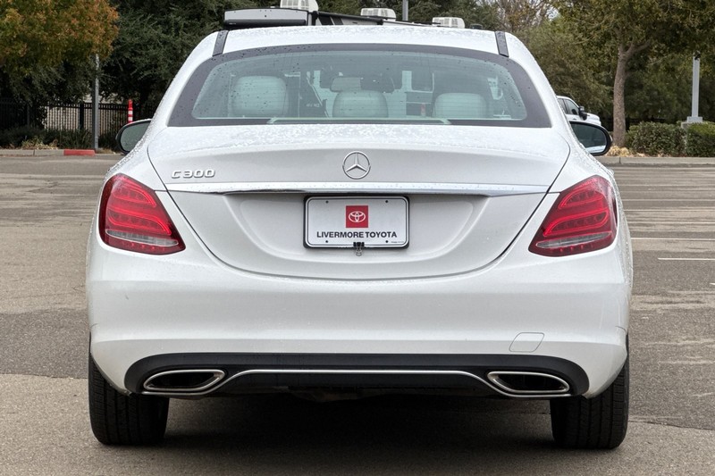 Mercedes-Benz C-Class Vehicle Full-screen Gallery Image 05