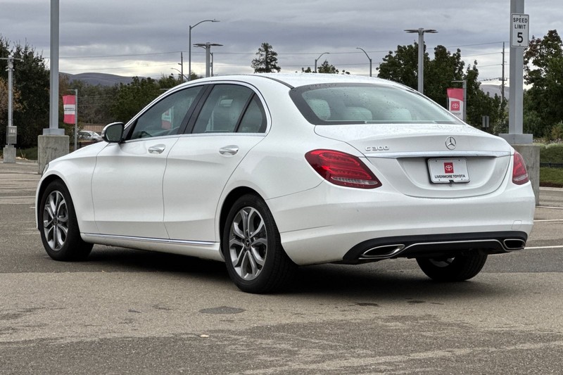 Mercedes-Benz C-Class Vehicle Full-screen Gallery Image 06