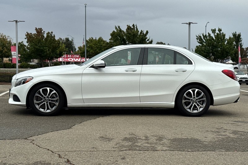 Mercedes-Benz C-Class Vehicle Full-screen Gallery Image 07
