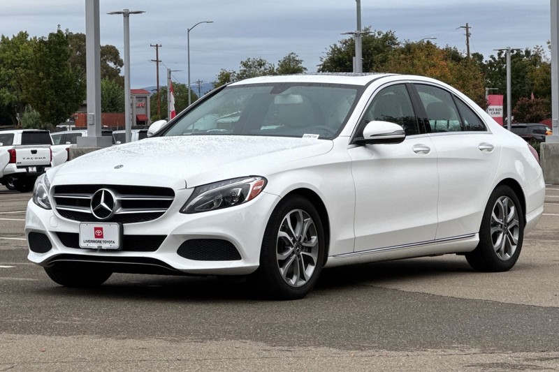 Mercedes-Benz C-Class Vehicle Full-screen Gallery Image 08