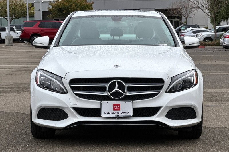 Mercedes-Benz C-Class Vehicle Full-screen Gallery Image 09