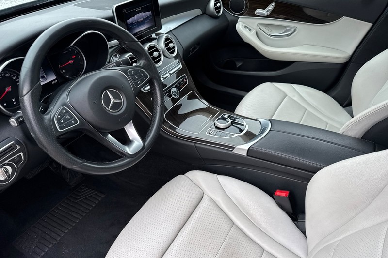 Mercedes-Benz C-Class Vehicle Full-screen Gallery Image 10