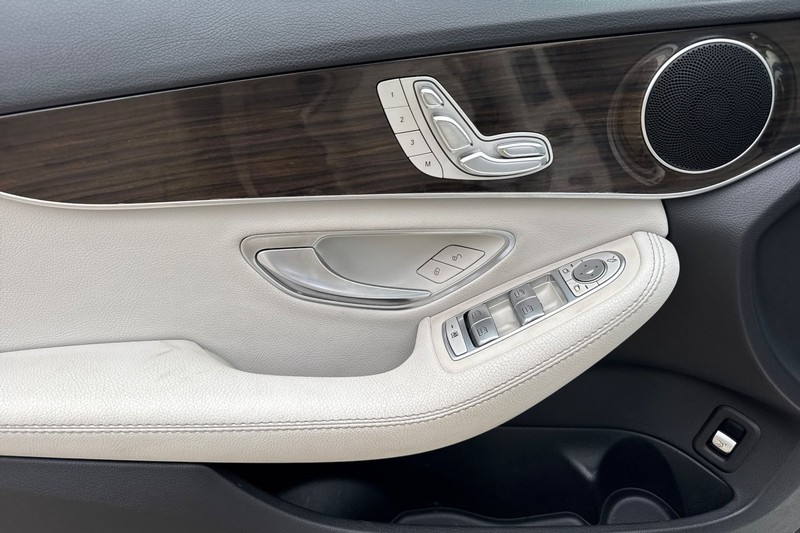 Mercedes-Benz C-Class Vehicle Full-screen Gallery Image 11