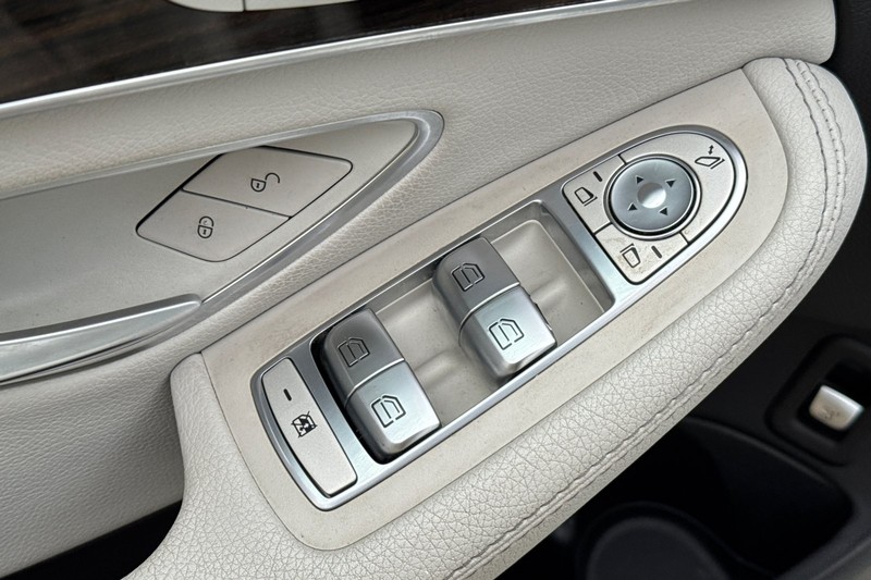 Mercedes-Benz C-Class Vehicle Full-screen Gallery Image 12