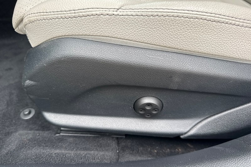 Mercedes-Benz C-Class Vehicle Full-screen Gallery Image 13