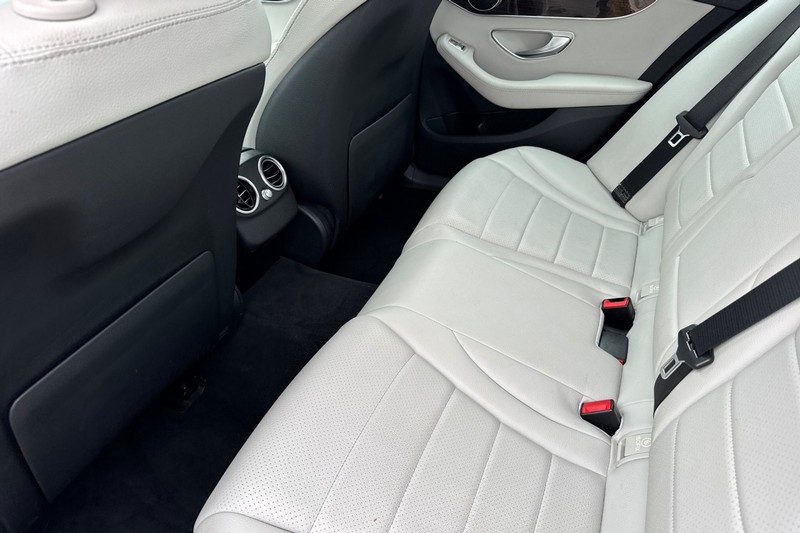 Mercedes-Benz C-Class Vehicle Full-screen Gallery Image 14