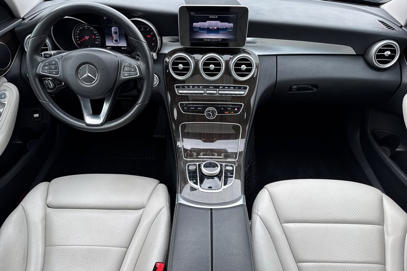 Mercedes-Benz C-Class Vehicle Full-screen Gallery Image 15