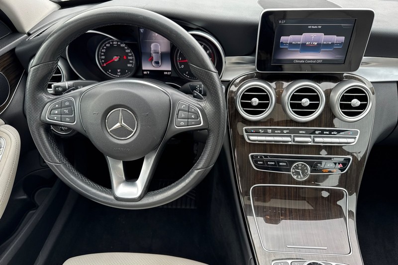 Mercedes-Benz C-Class Vehicle Full-screen Gallery Image 16